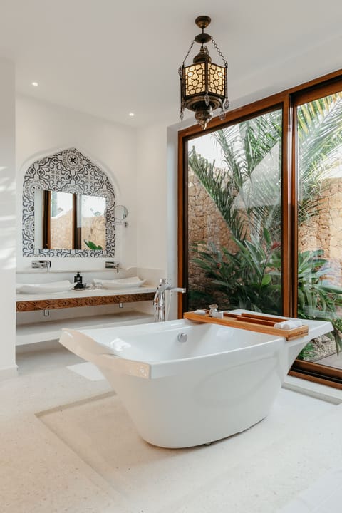Executive Room | Bathroom | Deep soaking tub, rainfall showerhead, free toiletries, hair dryer