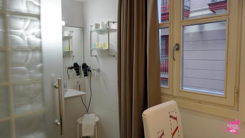 Double Room | Bathroom | Shower, free toiletries, hair dryer, towels