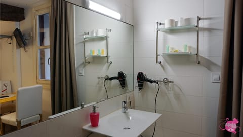 Double Room | Bathroom | Shower, free toiletries, hair dryer, towels