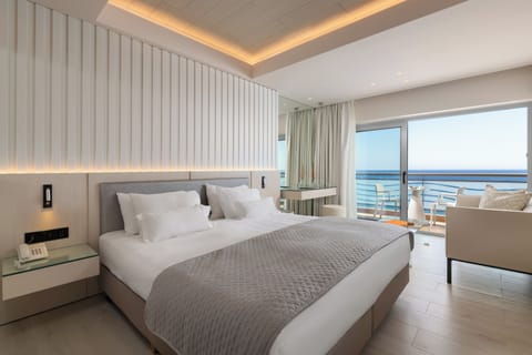 Signature Room, Sea View | Hypo-allergenic bedding, minibar, in-room safe, desk
