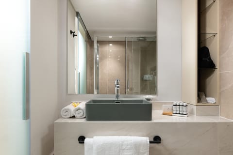 Signature Room, Sea View | Bathroom | Combined shower/tub, free toiletries, hair dryer, towels
