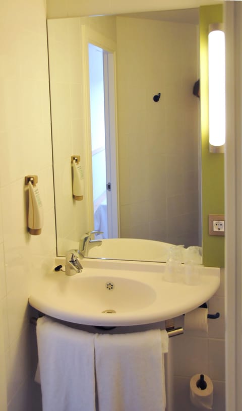 Twin Room | Bathroom | Shower, eco-friendly toiletries, towels