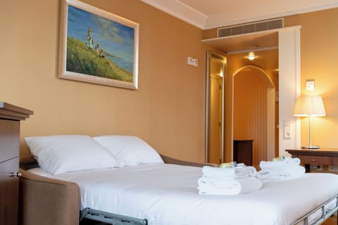 Family Room | Hypo-allergenic bedding, minibar, in-room safe, desk