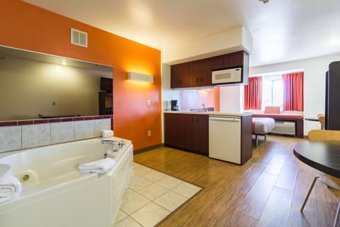 Deluxe Suite, 1 Queen Bed, Non Smoking, Hot Tub | Private kitchen