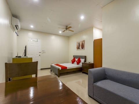 Standard Double Room | Living area | 32-inch flat-screen TV with cable channels, TV