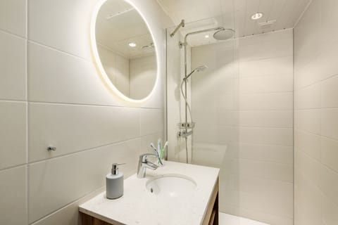 Premium Double Room | Bathroom | Shower, rainfall showerhead, towels