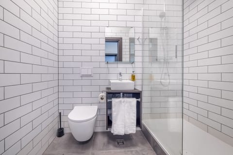 Standard Double Room, Private Bathroom | Bathroom | Shower, towels