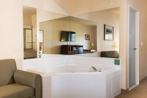 Executive Suite, 1 King Bed, Jetted Tub (Adults Only) | Private spa tub