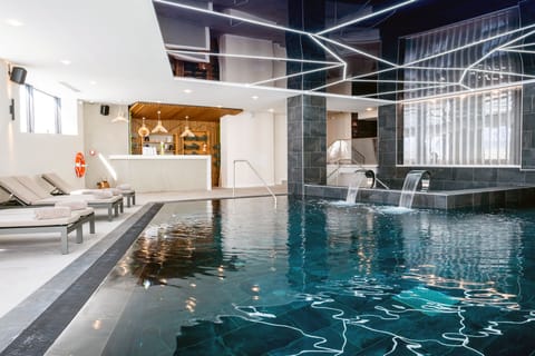 Indoor pool, sun loungers