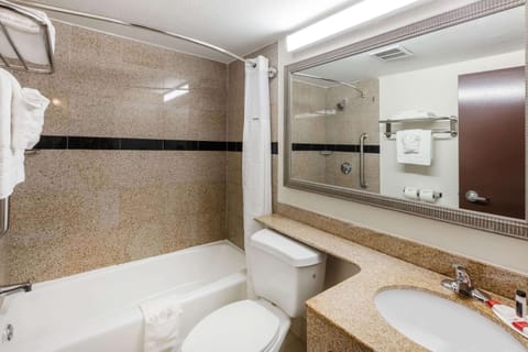 Combined shower/tub, free toiletries, hair dryer, towels