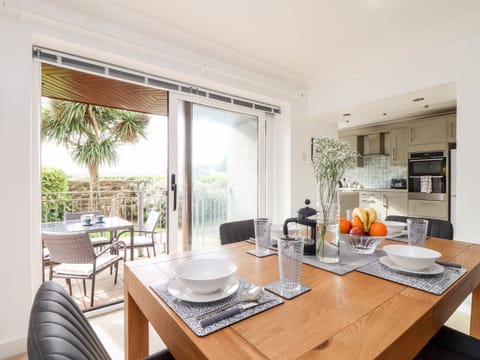 Cottage | Private kitchen | Fridge, dishwasher, electric kettle, toaster