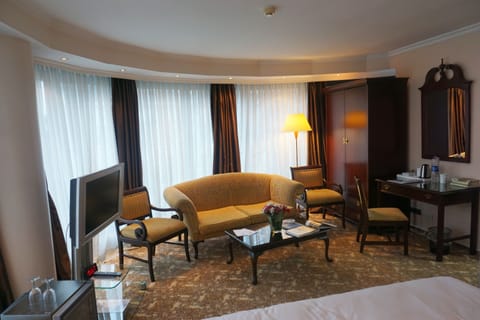 Exclusive Suite, 1 Queen Bed, City View | Premium bedding, minibar, in-room safe, iron/ironing board