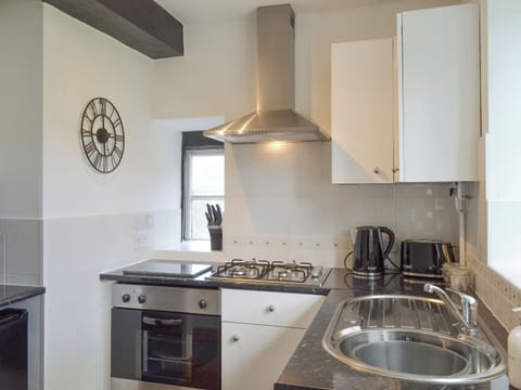 Well-equipped fitted kitchen | Weavers Houses - The Weavers House, Hayfield, near Buxton