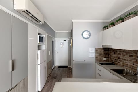 Honeymoon Studio | Private kitchen | Full-size fridge, microwave, toaster, cookware/dishes/utensils