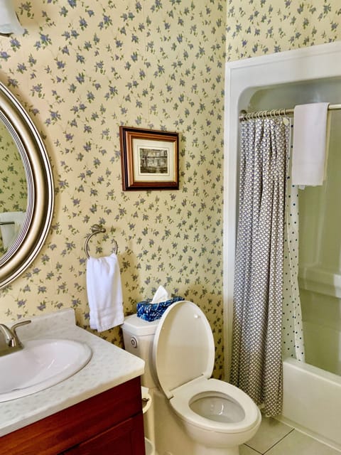 Classic Room, 1 Queen Bed (The Periwinkle) | Bathroom | Free toiletries, hair dryer, towels