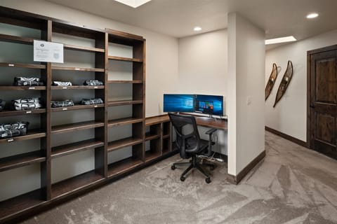 Upstairs office area for those who must work during vacation.