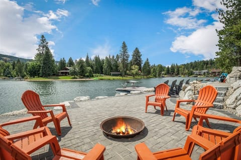 Luxury Waterfront Close to Town!