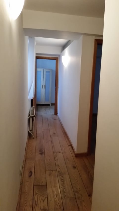 corridor to access the 2 separated bedrooms of the apartment