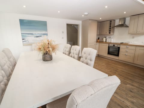 Cottage | Private kitchen | Fridge, dishwasher, electric kettle, cookware/dishes/utensils