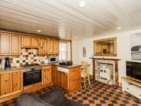 Cottage | Private kitchen | Fridge, electric kettle, toaster, cookware/dishes/utensils