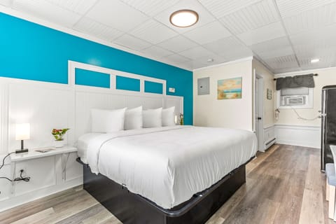 Superior Room, 1 King Bed, Kitchenette | Desk, free WiFi, bed sheets