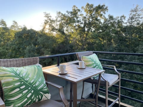 Welcome to Birds of a Feather, a cozy little studio that's perfect for two!