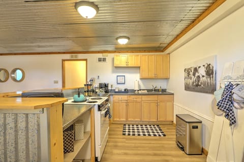 Beautifully appointed kitchen. Everything you need to make a yummy breakfast!