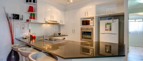 Apartment, 1 Bedroom | Private kitchen | Full-size fridge, microwave, oven, stovetop