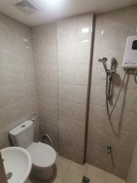 Shower, free toiletries, bidet, towels