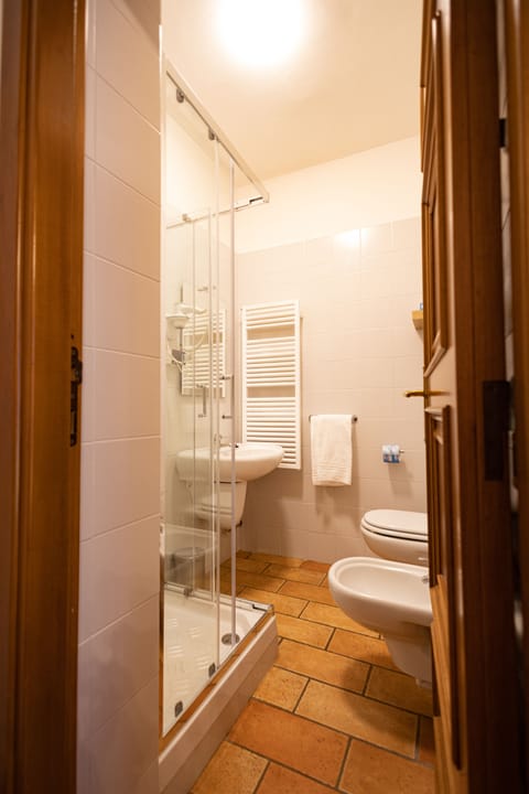 Superior Double or Twin Room | Bathroom | Shower, rainfall showerhead, free toiletries, hair dryer