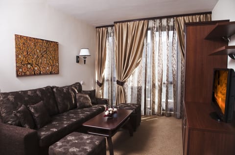 Suite Twin | Living room | 32-inch LCD TV with digital channels, TV