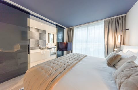 Premium Room, 1 King Bed, Pool Access | Minibar, in-room safe, laptop workspace, soundproofing