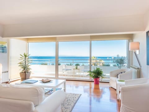 Apartment, 2 Bedrooms, Balcony, Ocean View | Living room | TV