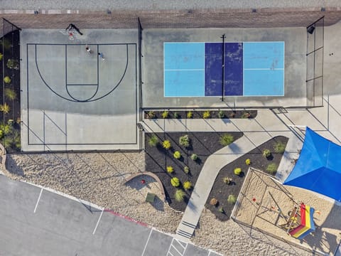 Community pickleball court, basketball court, and playground!
