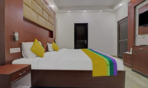 Deluxe Double Room | Desk, bed sheets