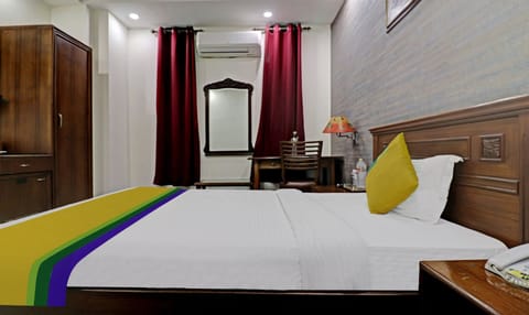 Economy Room | Desk, bed sheets