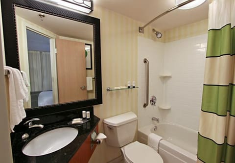 Combined shower/tub, free toiletries, hair dryer, towels