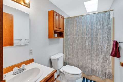 House, 4 Bedrooms | Bathroom | Free toiletries, towels