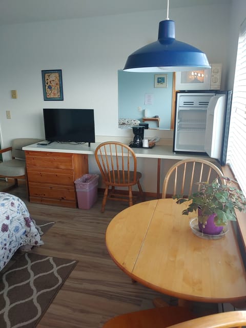 Superior Room, 1 Queen Bed, Ocean View | Living area | TV