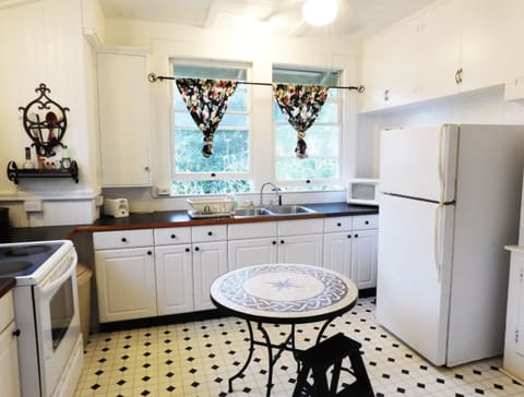 Traditional Cottage, 1 Bedroom, Kitchen | Private kitchen | Full-size fridge, microwave, oven, stovetop