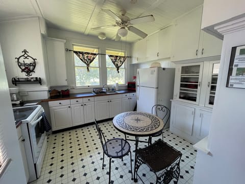 Traditional Cottage, 2 Bedrooms, Kitchen | Private kitchen | Full-size fridge, microwave, oven, stovetop