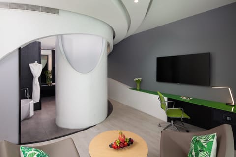 Sky Garden Suite | Minibar, in-room safe, individually furnished, desk