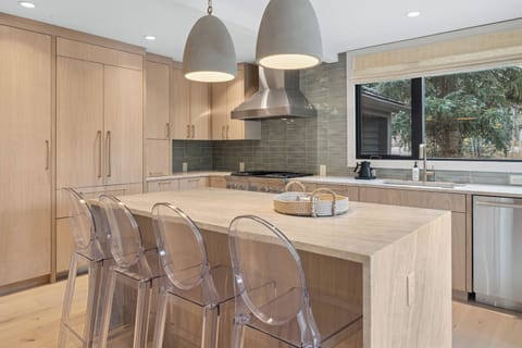 1.04-telluride-seven-summits-kitchen