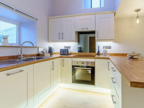 Kitchen | Cwmporthman Farm Cottage, Blaenporth