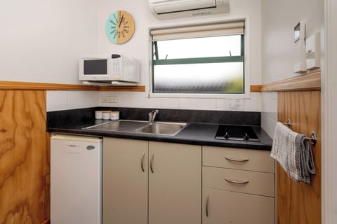 Studio Motel (2 Bed) | Private kitchen | Highchair