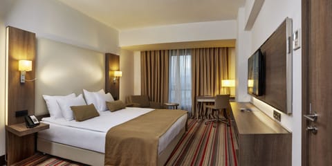 Suite, 1 King Bed with Sofa bed, Smoking | Premium bedding, in-room safe, laptop workspace, blackout drapes