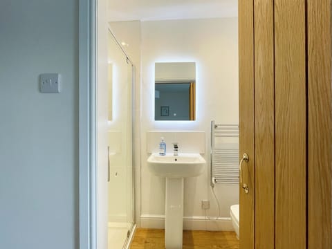 En-suite bathroom | Bluebell House, Tenby