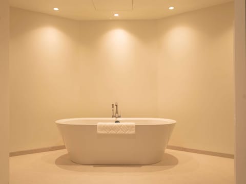 Deluxe Suite, 1 King Bed | Bathroom | Free toiletries, hair dryer, towels