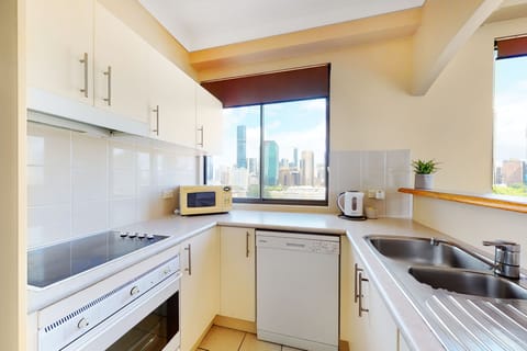 Apartment, 2 Bedrooms, 2 Bathrooms | Private kitchen | Fridge, microwave, oven, stovetop