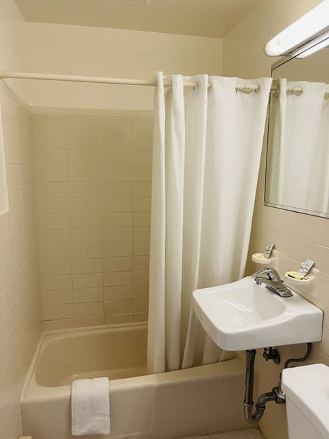 Combined shower/tub, free toiletries, towels